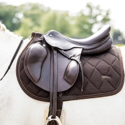 Back On Track Zadeldek Airflow 3D Mesh| Jumping 36 Back On Track Zadeldek Airflow 3D Mesh| Jumping -Equestrian Supply Store 2412 2413 Airflow SP Brown lifestyle Web 01 1000x1