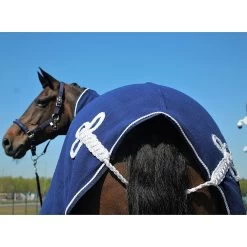 Emmers Fleece Deken Met Nek 5 Emmers Fleece Deken Met Nek -Equestrian Supply Store INFLEECERUGNECK2