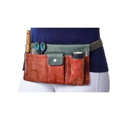 Kettner Plaiting Kit -Equestrian Supply Store Kettner plaiting kit tasje op model groen bruin